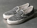 https-__hypebeast.com_image_2022_09_cdg-vans-collab-og-classic-slip-on-release-info-002