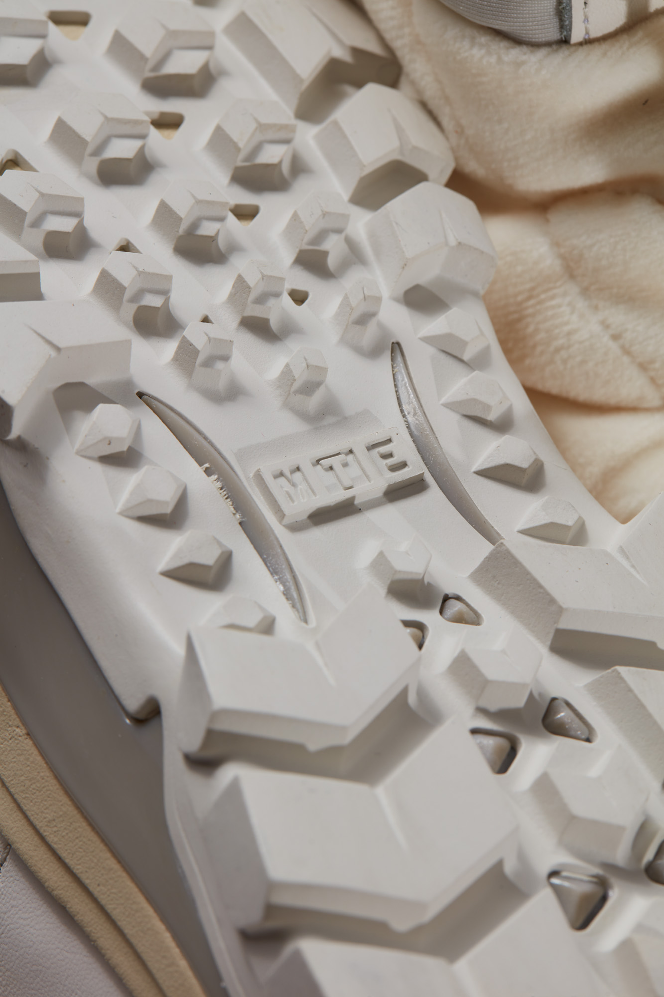 SP23_Vault_JFG_VN0A7Q4WCRM_SLIP_HIKER_CREAM_MACRO4_024-1