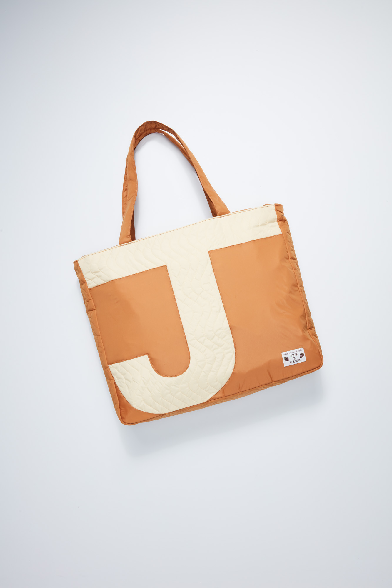SP23_Vault_JFG_VN0A7SQ5DFF_TOTE_ALMND_FLAT_FRT_114-1